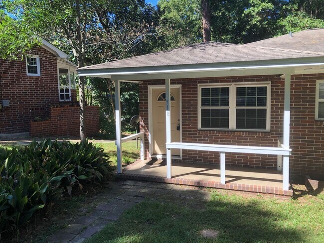 Building Photo - Great 2 BR 1 BA w/ Stack Washer/Dryer