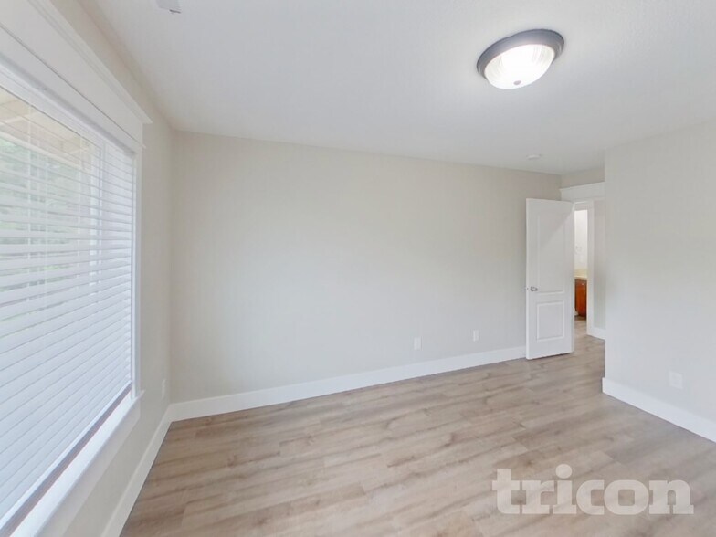 Building Photo - 15135 SW Tanner Ln
