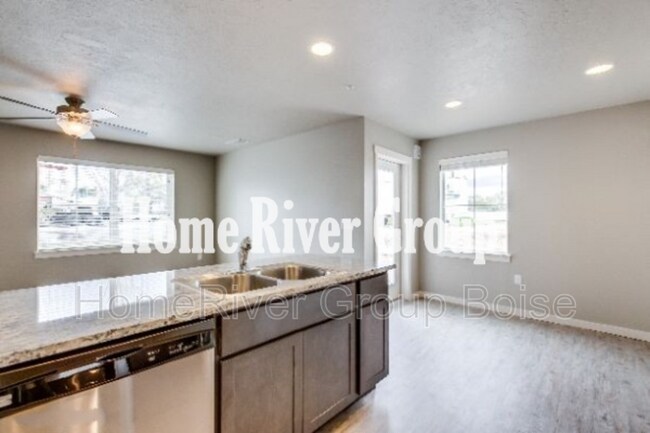 Building Photo - 928 E Wandering Ln