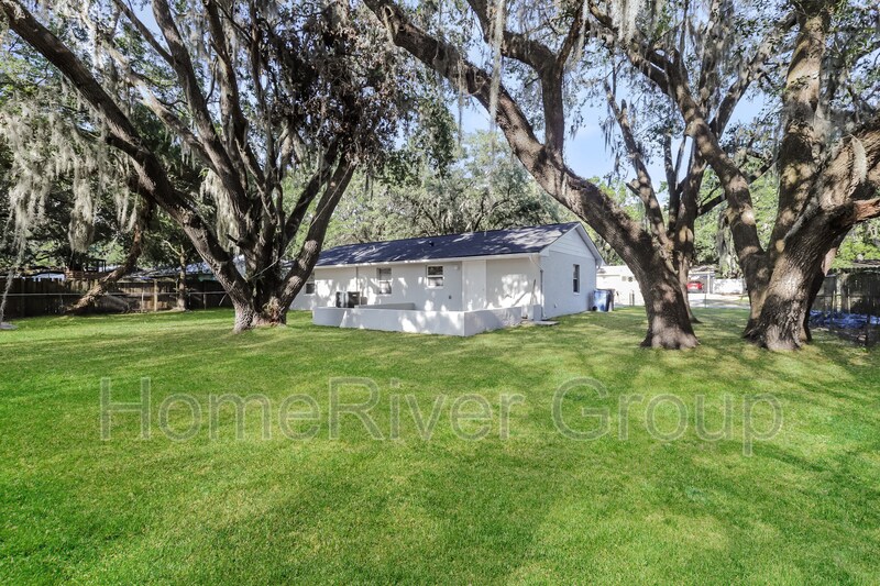 Building Photo - 2013 E Willow Dr