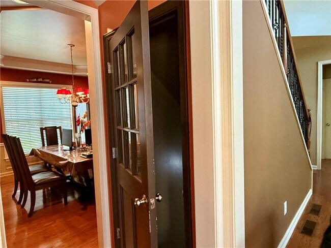 Building Photo - 585 Marylebone Dr