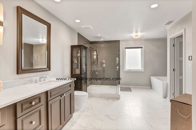 Building Photo - Lake Oswego Perfection