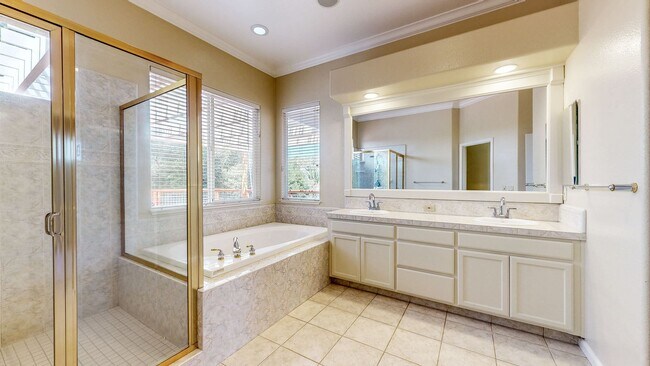 Building Photo - Gorgeous Home with private yards, large de...