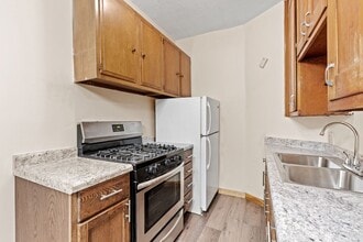 Building Photo - Updated Studio Unit - Available Now!