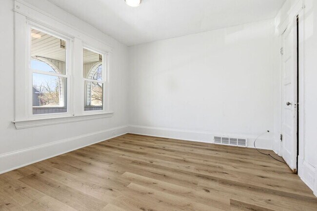 Building Photo - 2935 E 121st St