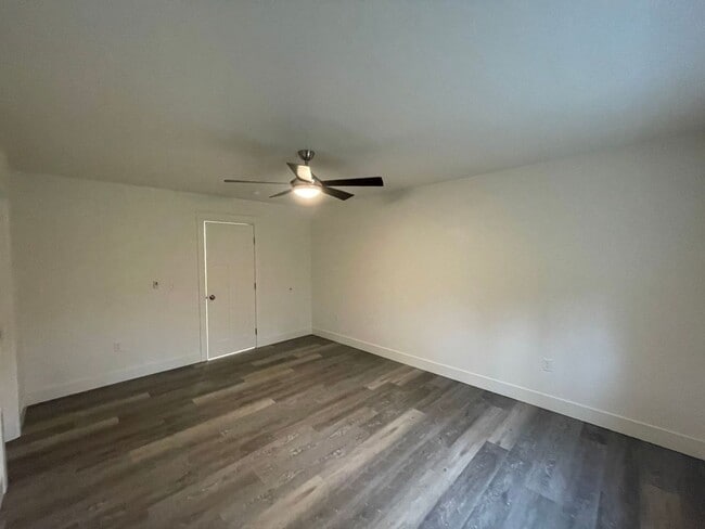 Building Photo - 2847 E Lakeview Rd