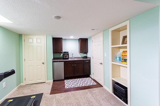 Building Photo - 5830 Prospect Ln