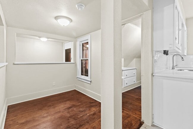 Building Photo - 1618 W Kings Hwy