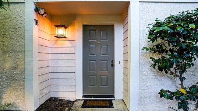 Building Photo - 16 Tudor Ct