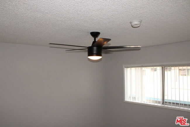 Building Photo - 1026 S Flower St