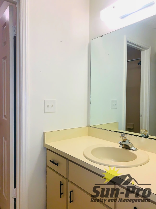 Building Photo - 1010 Stonybrook Cir