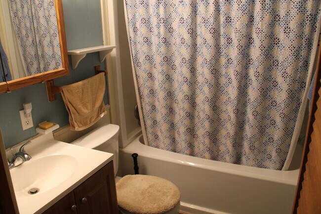 Building Photo - Cozy 2-Bedroom Home for Lease