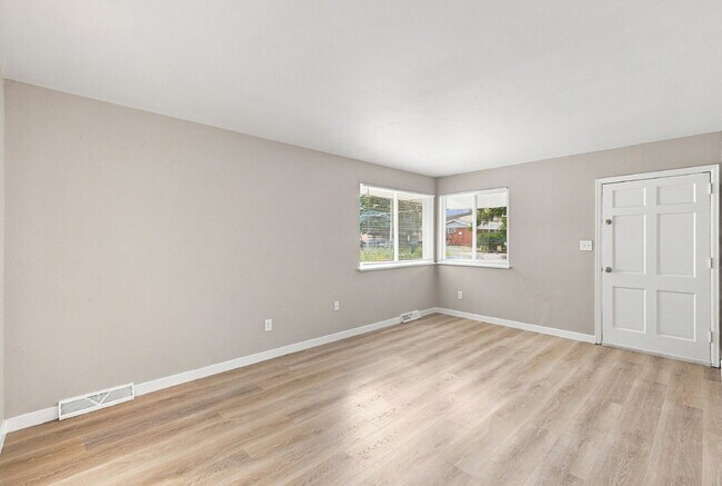 Building Photo - $2,115.95 with $300 Off the first month's rent, 4 Beds, 2 Baths, Triplex Unit in Littleton with W...