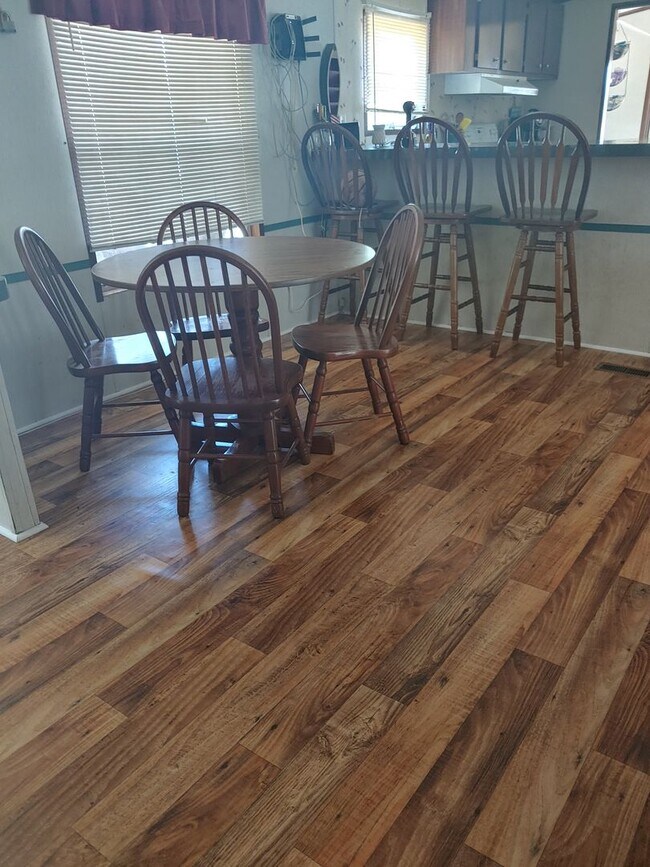 Building Photo - AVAILABLE NOW!