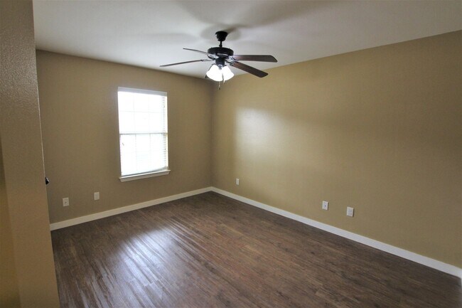 Building Photo - 3 Bedroom, 2 Bathroom Town Home in Tyler!