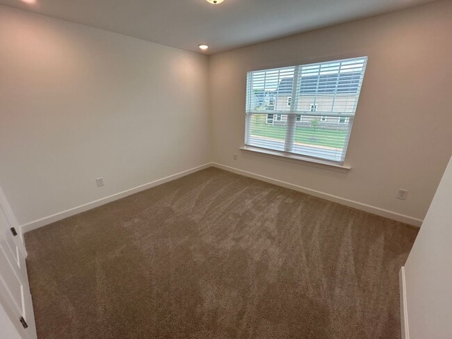 Building Photo - 6 Bedroom | 4 Bathroom New Construction Ga...