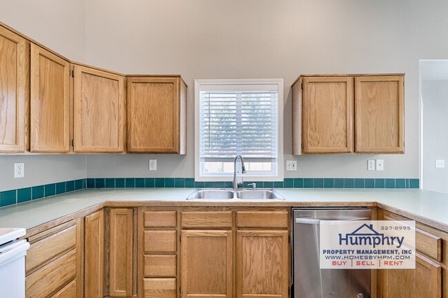 Building Photo - 3 Bedroom/2.5 Bathroom/2 Car Garage, 1,574 Sqft in the Landing Subdivision. Living Room/Dining Ro...