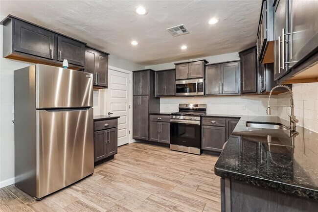 Building Photo - 7301 Skylark Ln