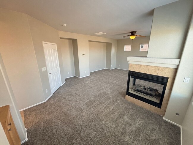 Building Photo - Gorgeous 6Bed/5Bath/4Car, 2-Story Home located in the Mountains Edge