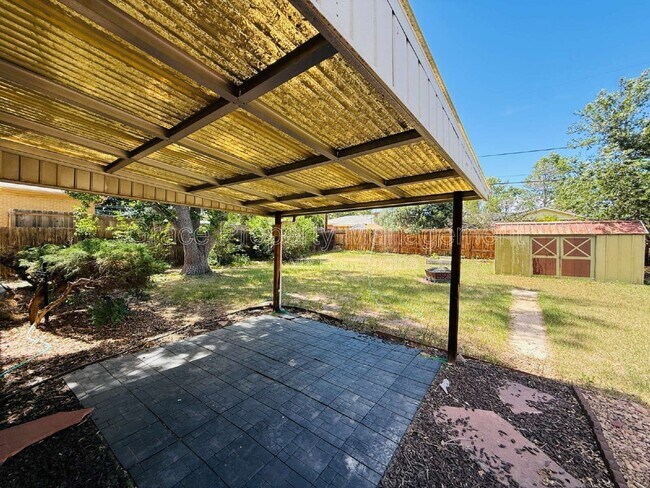 Building Photo - 1125 W 8th Ave Dr