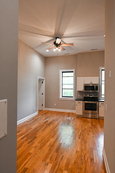 Primary Photo - 106 N Division St