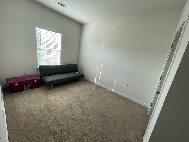 Building Photo - 681 W Vincent Dr