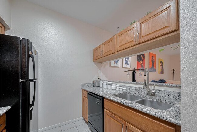 Building Photo - 2121 El Paseo St
