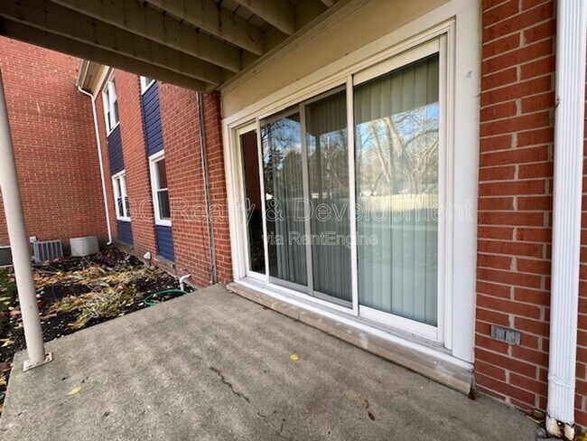 Building Photo - 7 Simpson St