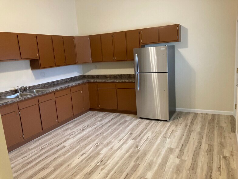 Building Photo - 51 E Main St