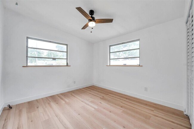 Building Photo - 209 Southeast Jefferson Cir N