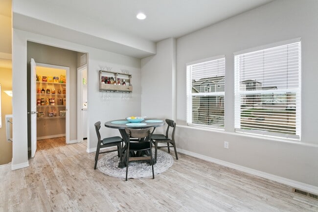 Building Photo - 7427 Gorgeted Quail Grv