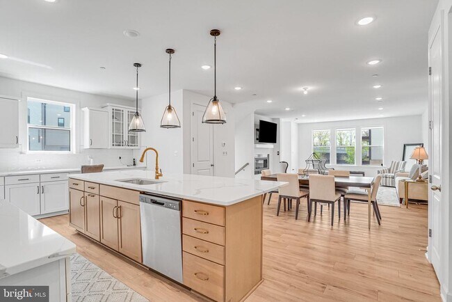 Building Photo - 4975 Longmire Wy