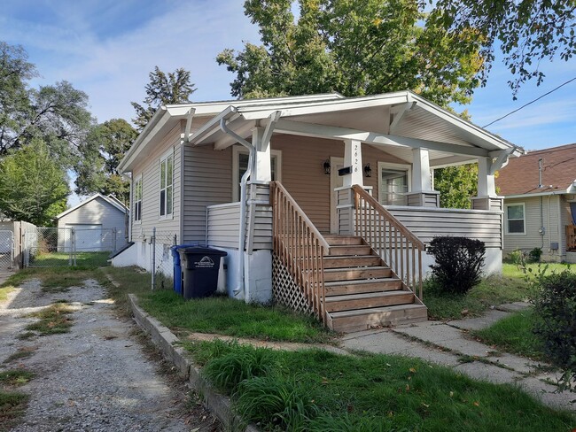 Building Photo - 2 Bedroom, 1 Bathroom home with hardwood!