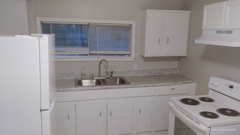 Building Photo - 1332 Fernwood Dr