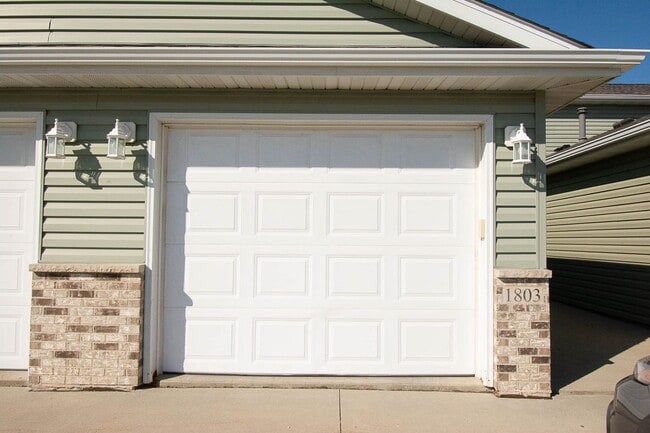 Building Photo - Stewartville Townhome with Attached Garage