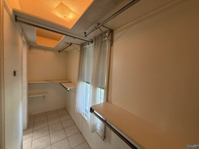 Building Photo - 122 Mykeys Way