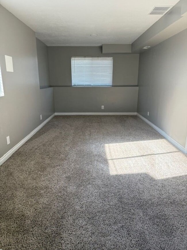 Building Photo - WELCOME TO YOUR NEW HOME! Large fenced yard. minutes from the Spokane River and Centennial Trail!...