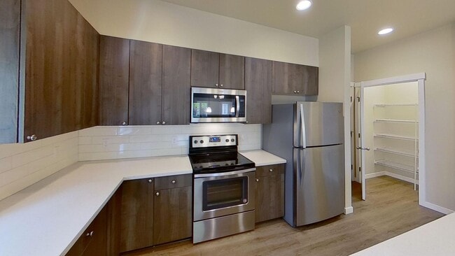 Building Photo - Beautiful 3-Bedroom Townhome w/ 2-Car Gara...