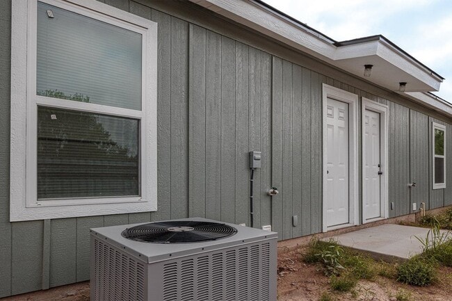Building Photo - 105 Texas Dr