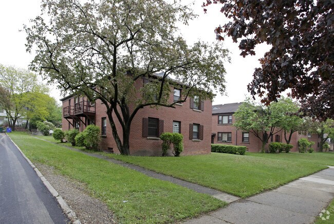 Building Photo - Bluemound Courtyards