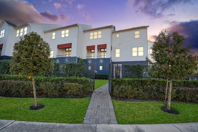 Primary Photo - 826 Cage St