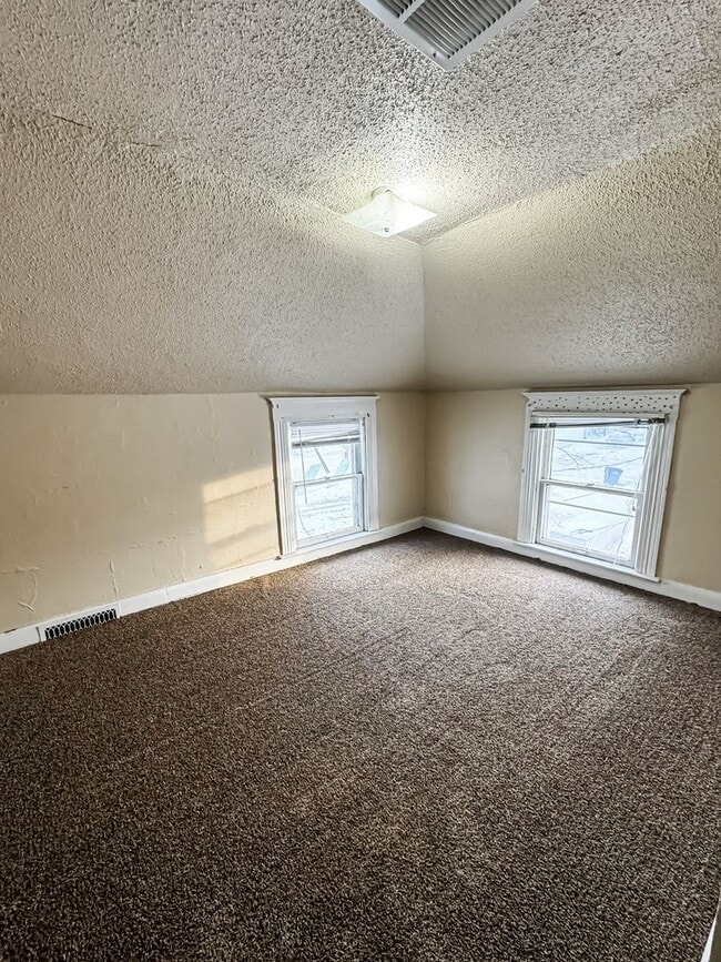 Building Photo - 5 Bed 2 Bath Single Family Home!