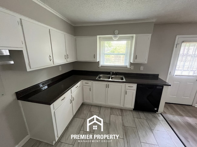 Building Photo - Spacious 4BR/2BA Home in 38118 | Hardwood Floors & Large Fenced Backyard