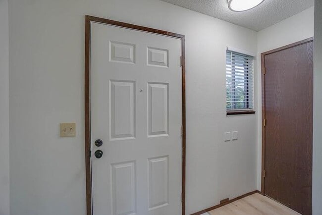 Building Photo - THREE BEDROOM TOWN HOME WITH GARAGE IN HAZEL DELL