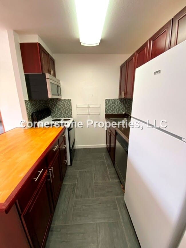 Building Photo - 98-1038-1038 Moanalua Rd