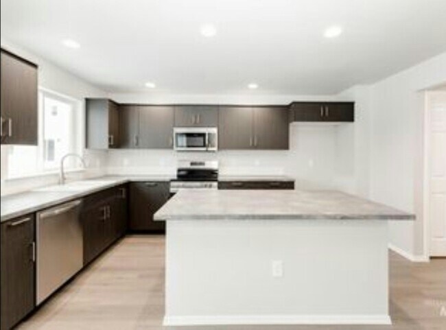 Building Photo - 672 S Blackfoot
