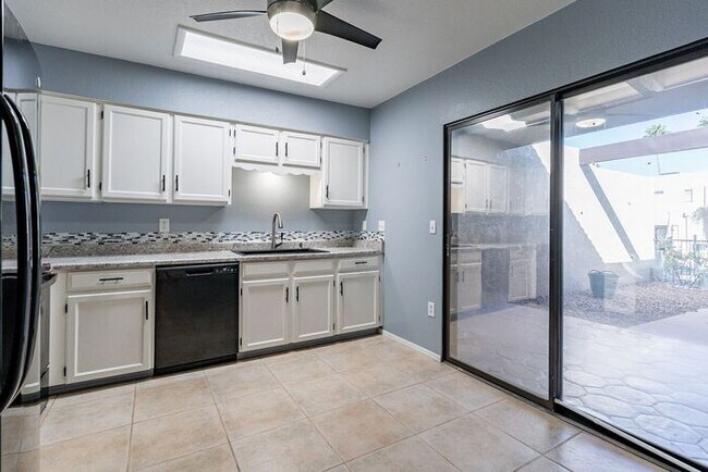 Building Photo - Charming Eastside Townhouse