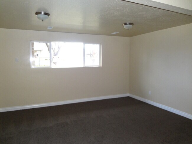 Building Photo - Beautiful Home with Nice Fenced Yard - 1 C...