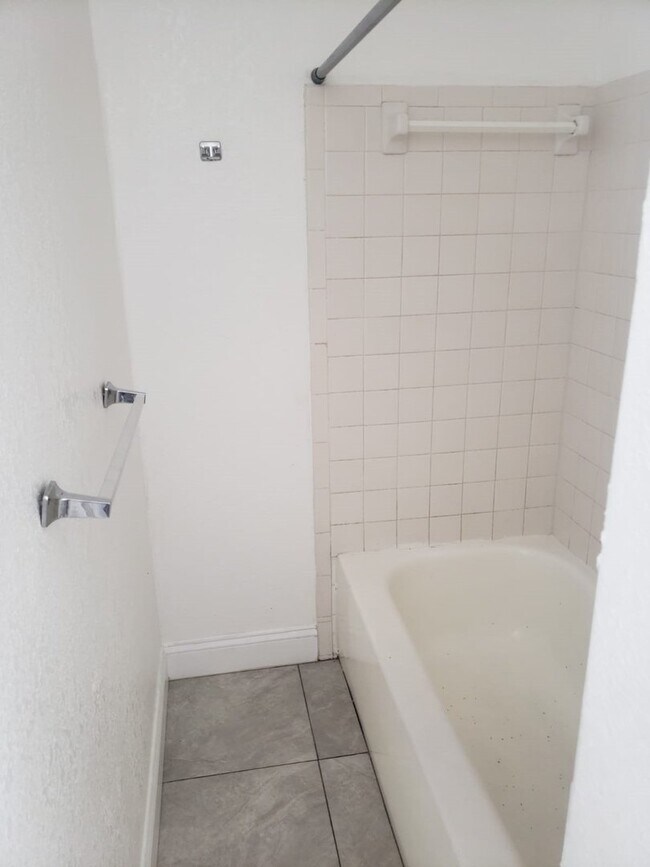 Building Photo - 9406 N Mulberry St