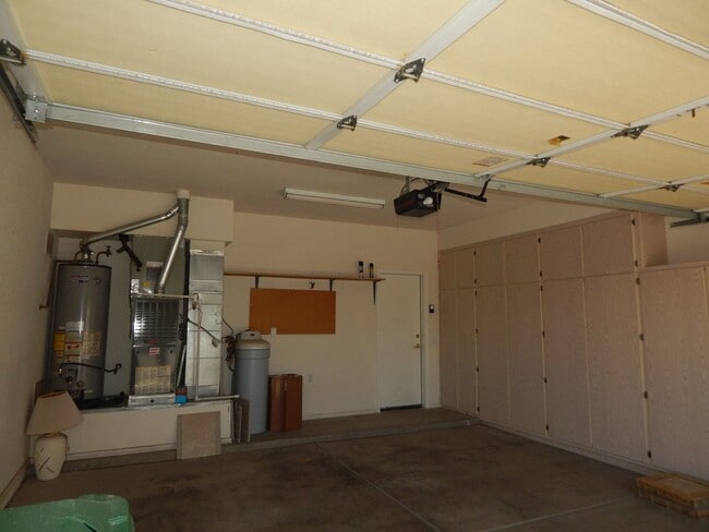 Building Photo - 3 Bedrooms 2 Bathrooms close to Sabino Canyon
